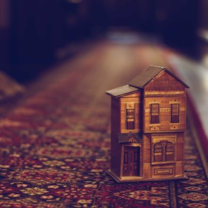 چرا باید حتما قبل از قالیشویی یا بخارشویی فرش را جارو برقی بزنیم؟