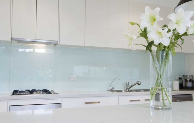 شیشه لاکوبل چیست؟ مزایا و معایب شیشه بین کابینتی در دکوراسیون