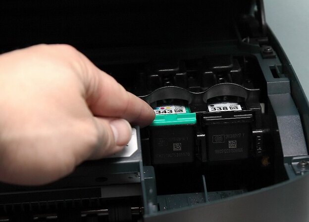 قدم سوم شارژ کارتریج رنگی