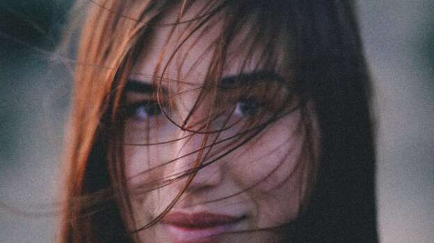 استفاده از روغن نارگیل روی موهای نرم و لطیف