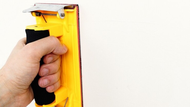 سنباده زدن دیوار در نقاشی ساختمان