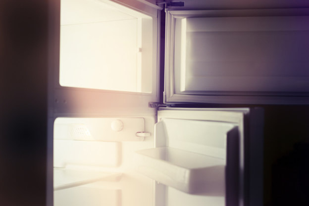 تعویض لامپ توی یخچال