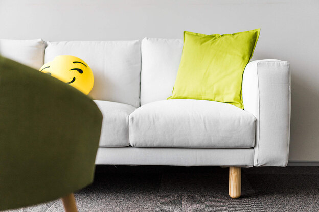 نحوه تمیز کردن لکه چربی از روی مبلمان پارچه ای