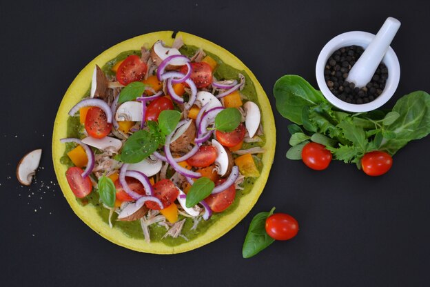 طرز تهیه پیتزای سالاد سه رنگ