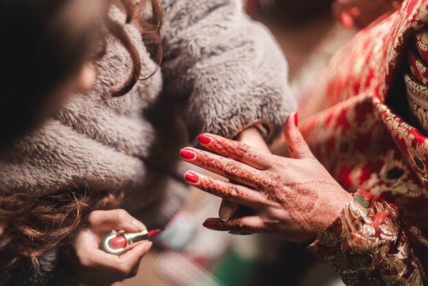 راهنمای رنگ لاک برای همه رنگ های پوست