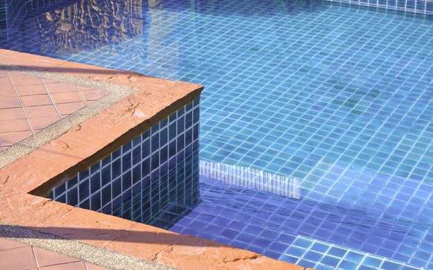 راهنمای انتخاب بهترین کاشی برای استخر به همراه چند نمونه کاربردی