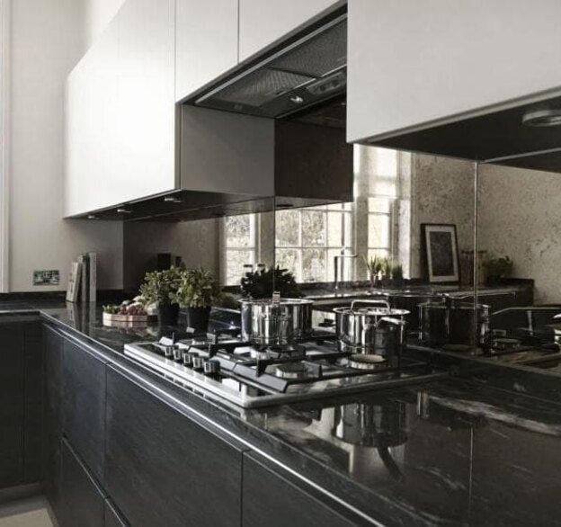 دیوار آینه ای