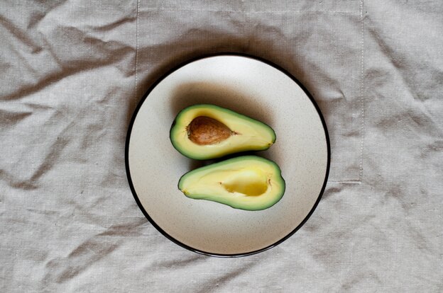 ۸ راه آسان برای استفاده از آووکادو برای پوست، مو و ناخن