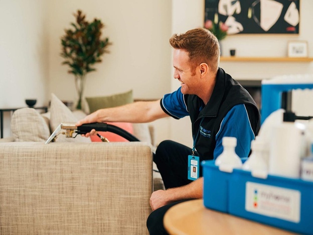 نحوه شستن ابر مبل در خانه؛ روش ها، نکات و ترفندها