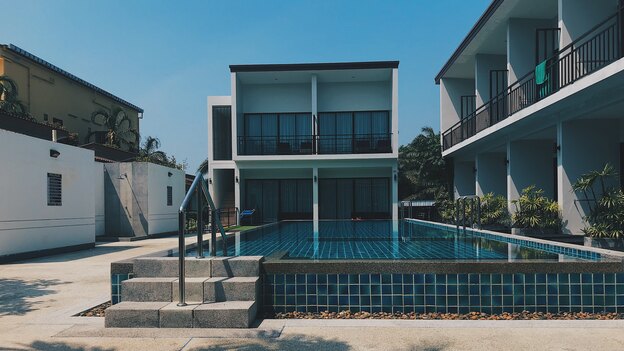 ۱۰ ایده برای ساخت استخر خانگی در حیاط پشتی خانه تان