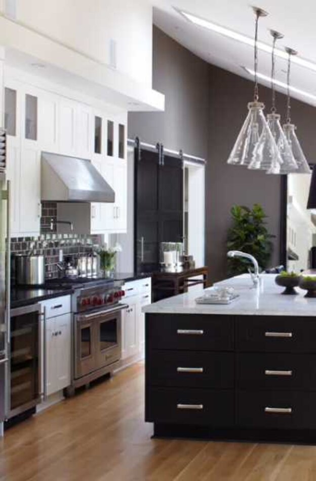 طراحی کابینت دو رنگ آشپزخانه