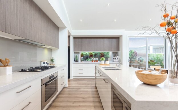 کابینت دو رنگ سفید و چوبی