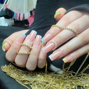 آیدا دستوری