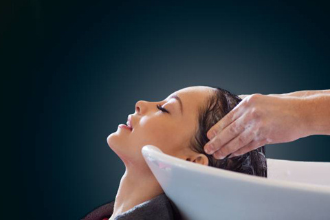 محله و شهرت آرایشگاه در قیمت کراتینه موی زنانه تاثیرگذار است.