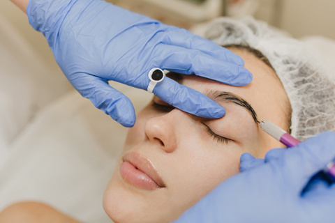 برند تولیدی و ابزار کار در قیمت هاشور ابرو تاثیر گذارند.